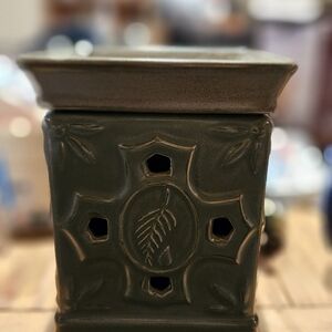 Elegant Green Ceramic Leaf Design Accent